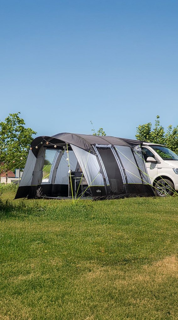 Busvorzelt Mallorca Easy Air auf dem Campingplatz