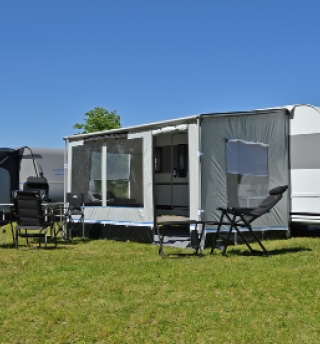 Stellplatz mit Wohnwagen und Markise