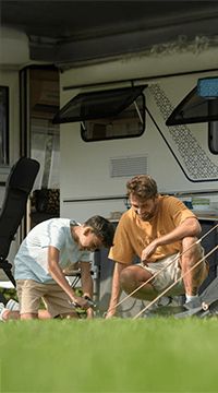 Vater und Sohn bauen den Campingplatz auf