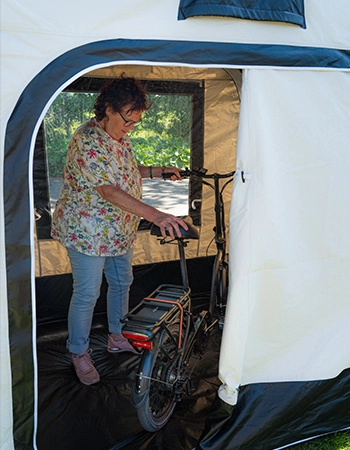 schuurtent vrouw fiets opbergen