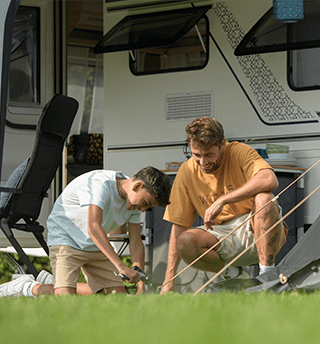 Vater und Sohn bauen den Campingplatz auf