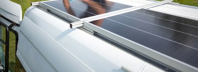 Wie montiere ich ein Solarpanel auf mein Reisefahrzeug?
