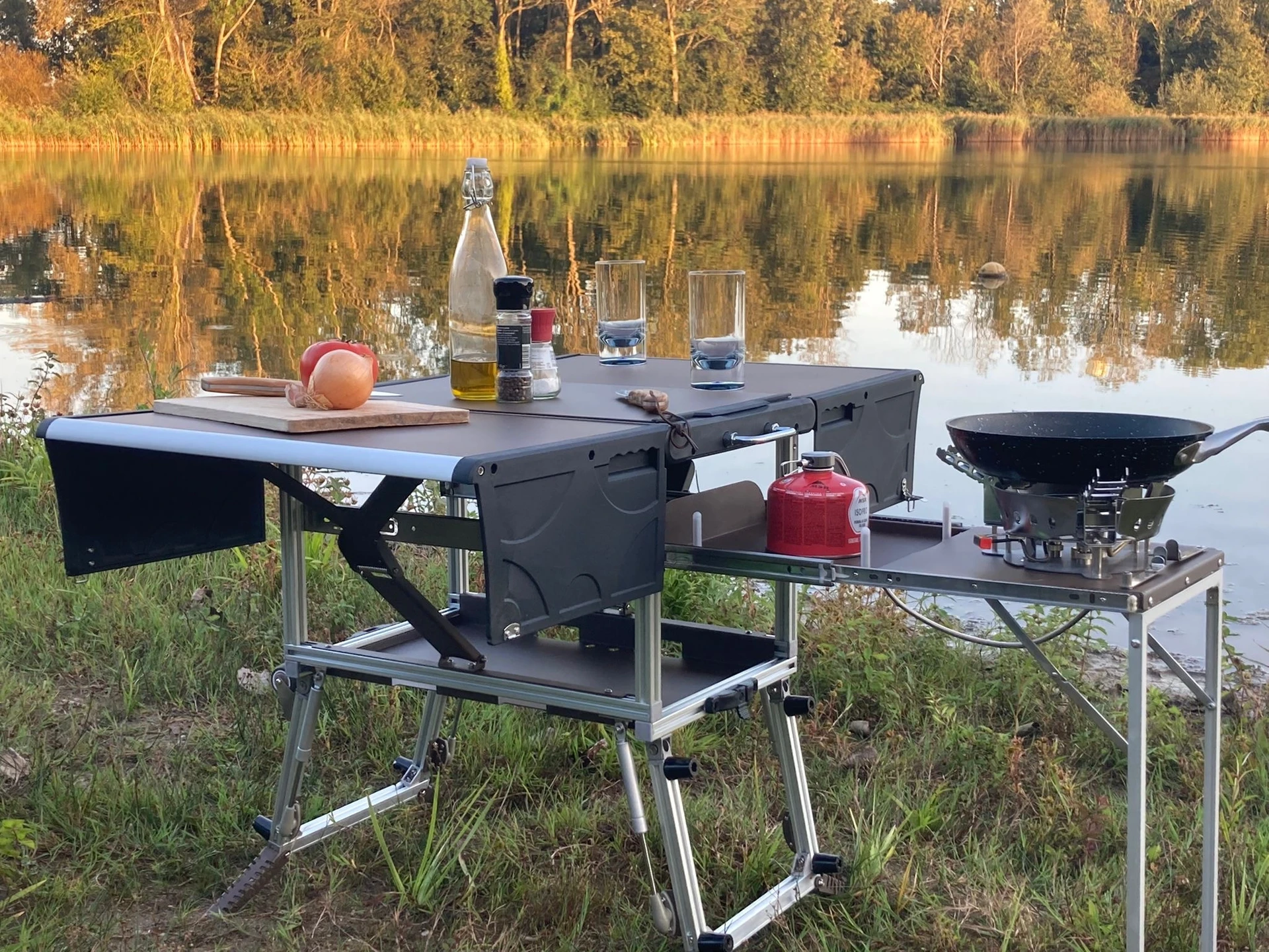 metro campingtisch Professional Gastro-Klapptisch Massini, Aluminium/Hochdruck-Laminat, Ø 60 cm x 74 cm, stapelbar, rund, schwarz Garten Color:Schwarze-Rose First Look: Canyon's 2022 price-drop