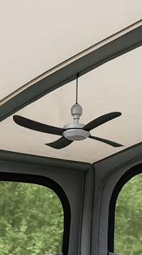 Moderner schwarzer Deckenventilator mit 4 Flügeln