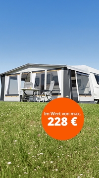 Wohnwagen mit Vorzelt auf grüner Campingwiese