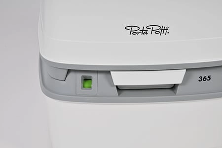 Grüne Füllstandsanzeige am Abfalltank der Porta Potti Grüne Füllstandsanzeige am Abfalltank der Porta Potti