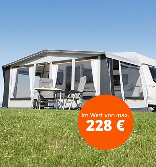 Wohnwagen mit Vorzelt auf grüner Campingwiese