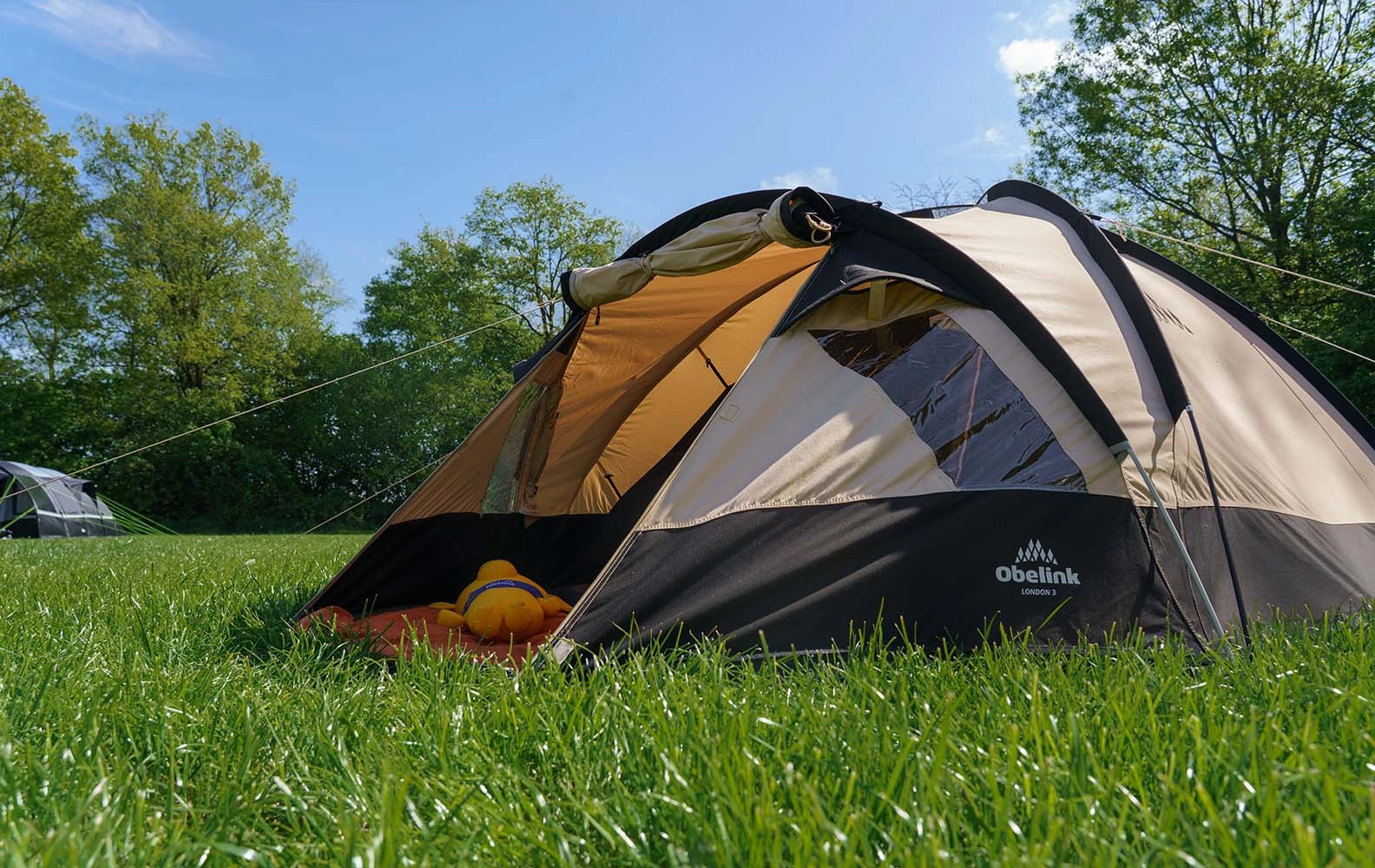 tent van polykatoen op campingveldje tent van polykatoen op campingveldje