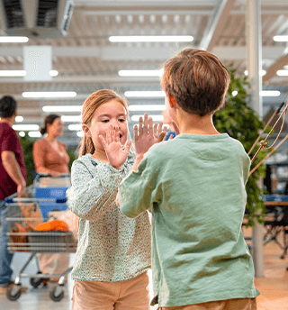 Kinder spielen Klatschspiel im Obelink