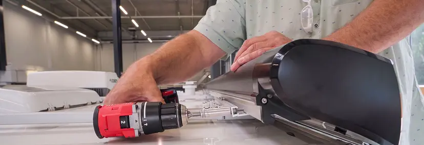 Wie wird eine Kassetten- oder Sackmarkise am Wohnwagen montiert?