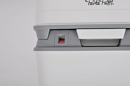 Rote Füllstandsanzeige am Abfalltank einer Chemietoilette Rote Füllstandsanzeige am Abfalltank einer Chemietoilette