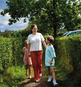 Mutter mit Kindern bei einem Spaziergang