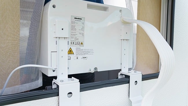 Schritt 4b wie installiert man eine Split-Klimaanlage Weißer Obelink Fensterriegel montiert an einem Wohnwagen- oder Wohnmobilfenster mit Warnhinweis und Sicherheitsanweisungen
