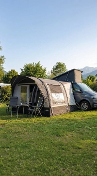Kastenwagen mit Vorzelt auf einer Wiese