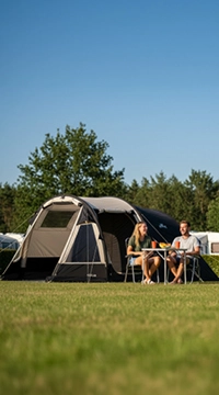 Zelt mit zwei Campern am Tisch