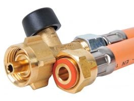 Truma Gasdruckregler DuoControl CS - vertikal / Wandmontage - 30 mbar -  inkl. zwei Gasfilter und zwei Hochleistungsschläuche