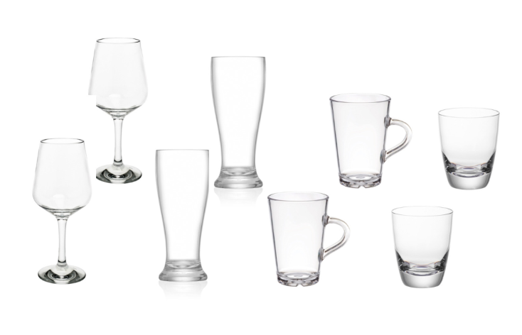 By Caryl Set von 8 Kunststoff Trinkgläser.