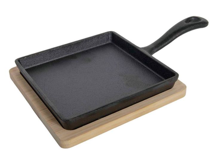 Cast Iron 14 x 14 cm gusseiserne Pfanne auf einem Brett