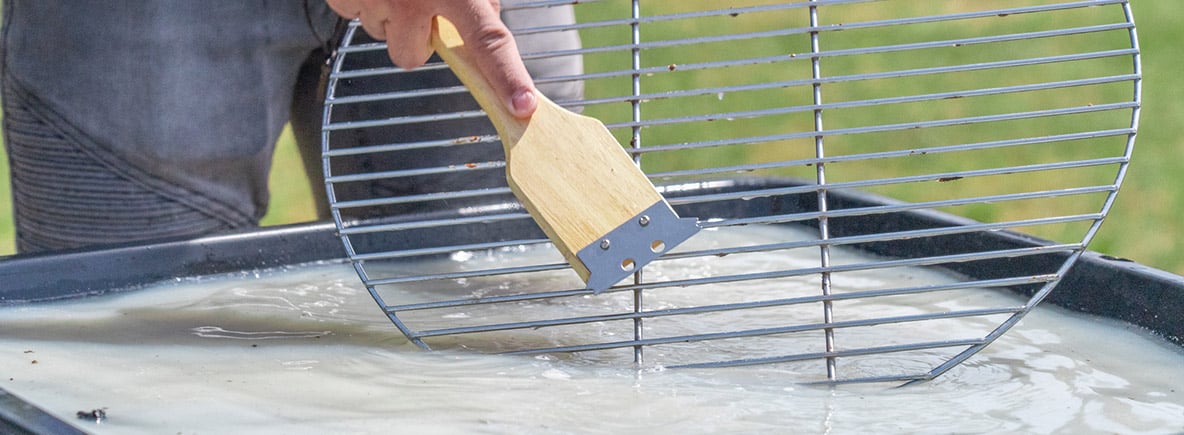 Holzkohlegrill reinigen