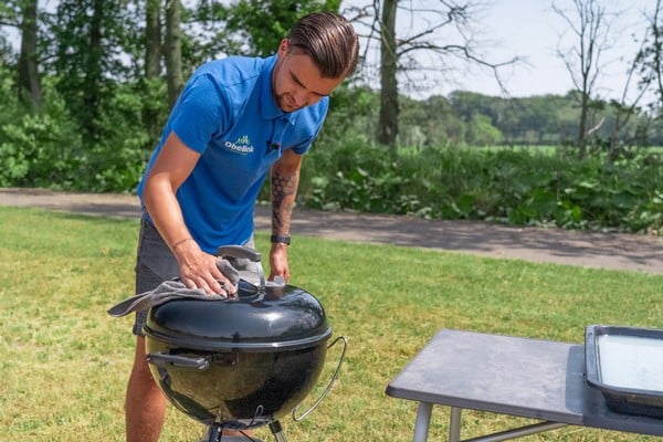 Holzkohlegrill reinigen  loading=