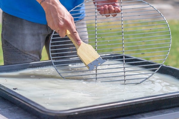 Holzkohlegrill reinigen